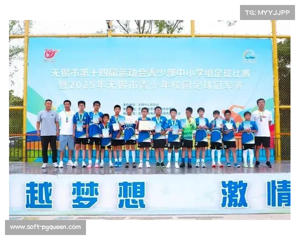 青少年足球培训项目扩大，无锡杯冠军球队访问学校